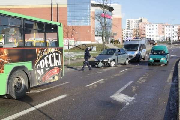 Nie do końca udany objazd. Autobus zderzył się z renault 