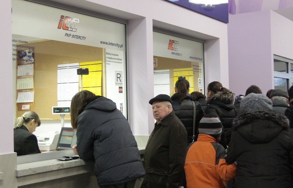 Bubel na dworcu. Nie zapłacisz za bilet kartą. Okienka zbyt małe
