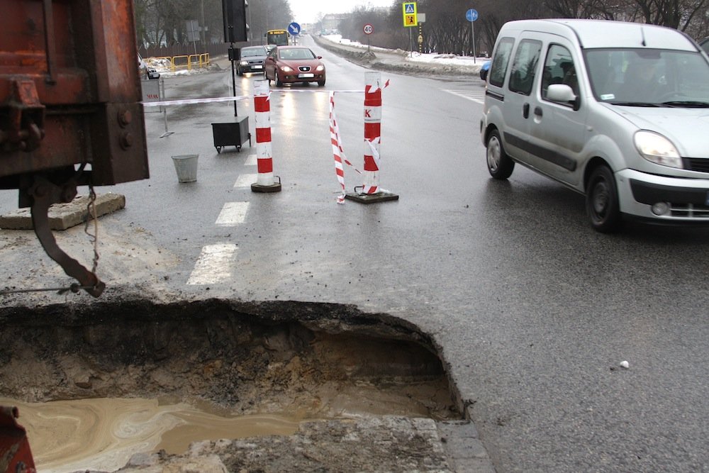 Zapadnięte ulice i utrudnienia w ruchu. Awarie wodociągu na Piłsudskiego i Robotniczej