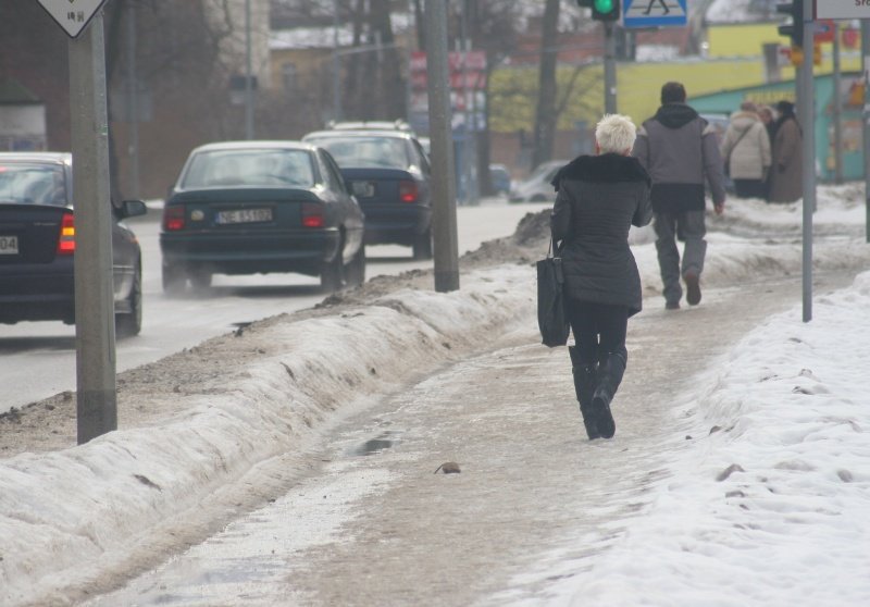 Przez zalegający na chodnikach śnieg wzrosła liczba urazów