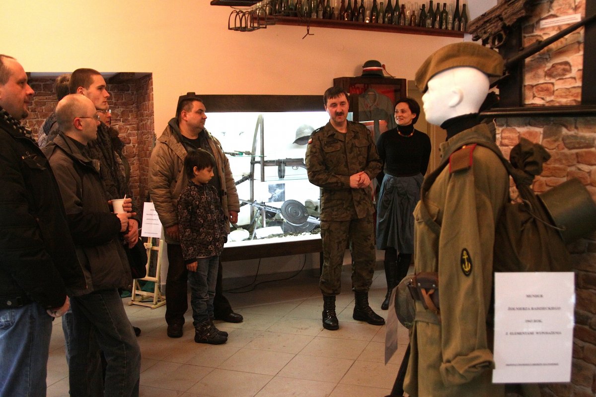 Granaty, pistolety, maski przeciwgazowe dla koni. Wystawa Denara