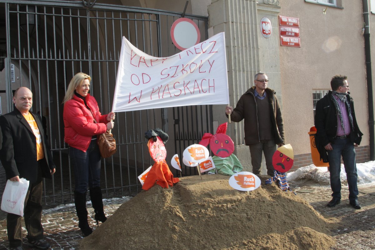 Kupa piasku od posła Penkalskiego przed ratuszem