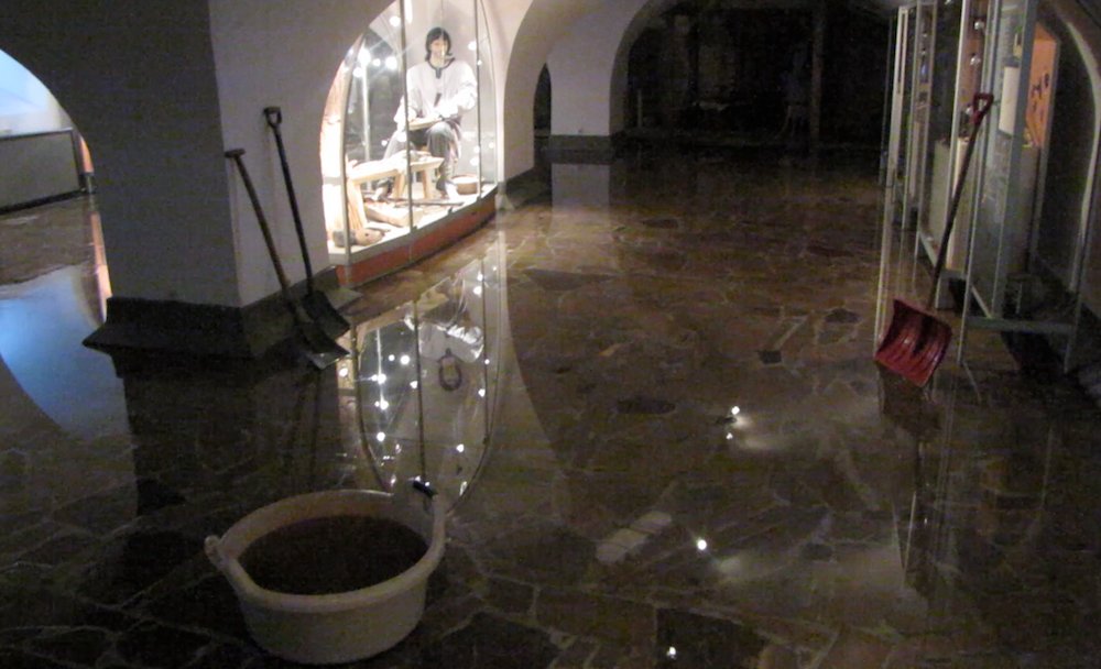 W elbląskim muzeum pękła rura. Ratują eksponaty przed wodą