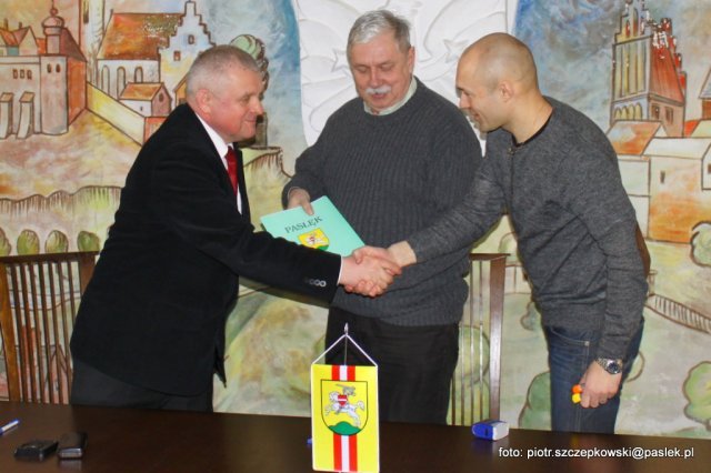 Burmistrz rozdał pieniądze organizacjom. 40 tysięcy dla obrońców praw zwierząt