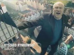 Gigantyczny Ryszard Rynkowski spaceruje po elbląskiej starówce. Teledysk promujący Bitwę na głosy