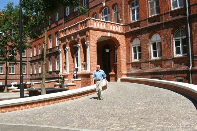   Ile szpital miejski ma długu?   Prawie 10, 12 czy 17 milionów?