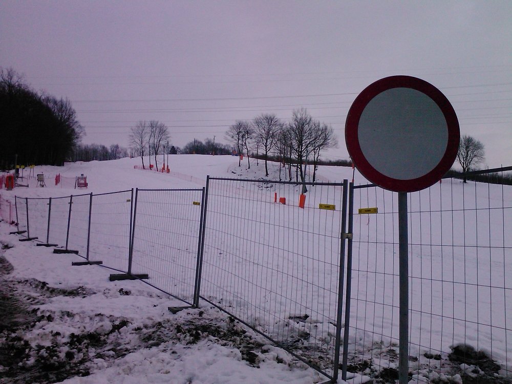Góra Chrobrego zamknięta i ogrodzona płotem