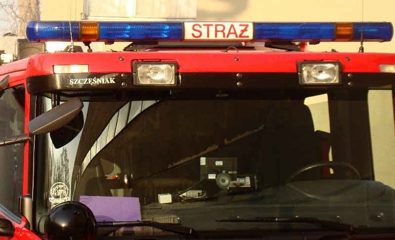 Samochody w ogniu. Pożar renault prawdopodobnie przez petardę