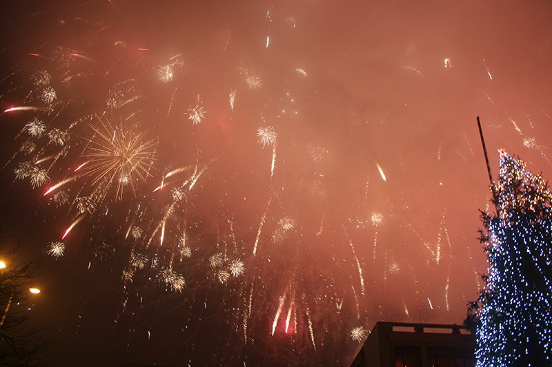 Elblążanie przywitali 2012 rok na placu Jagiellończyka. Zdjęcia!