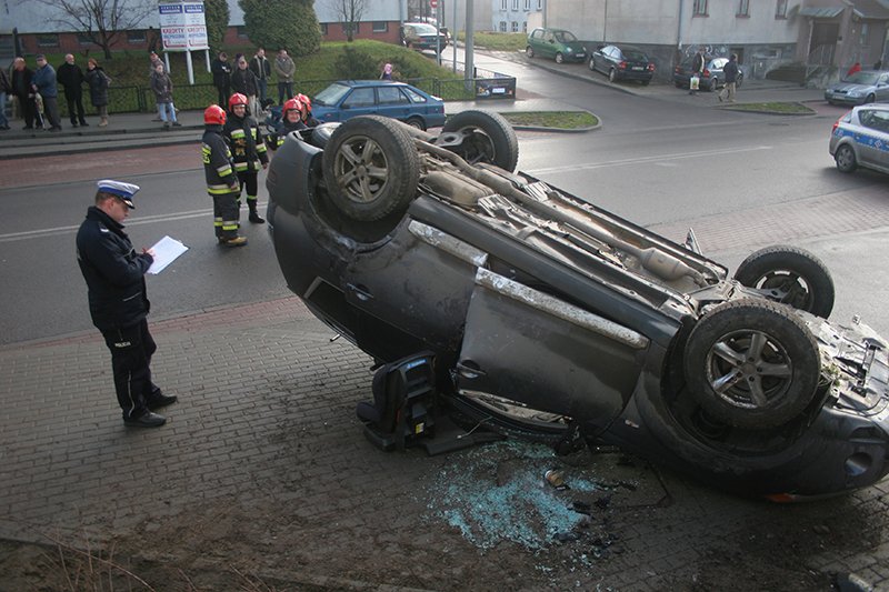Groźny wypadek. Wjechał na chodnik, potrącił pieszą i dachował