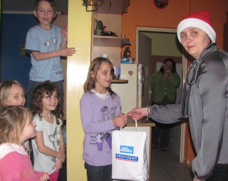 Niespodziewany Mikołaj  przyniósł paczki pełne słodyczy