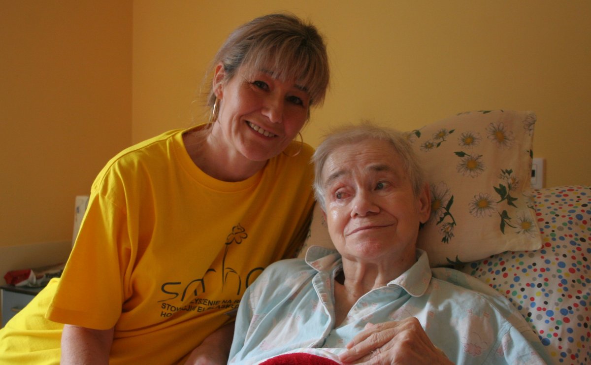 Wolontariusze w hospicjum. 