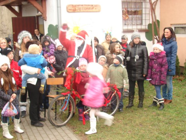 Mikołaj przyjechał do Zalesia rowerem 