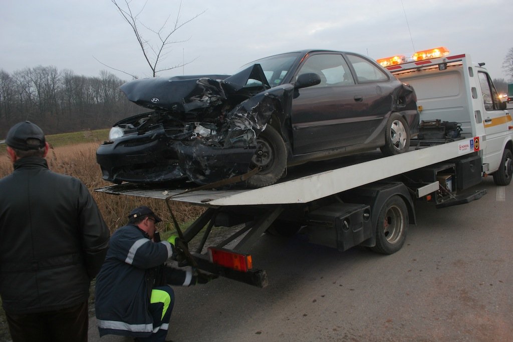 Za szybko wjechał w zakręt i... wylądował na dachu