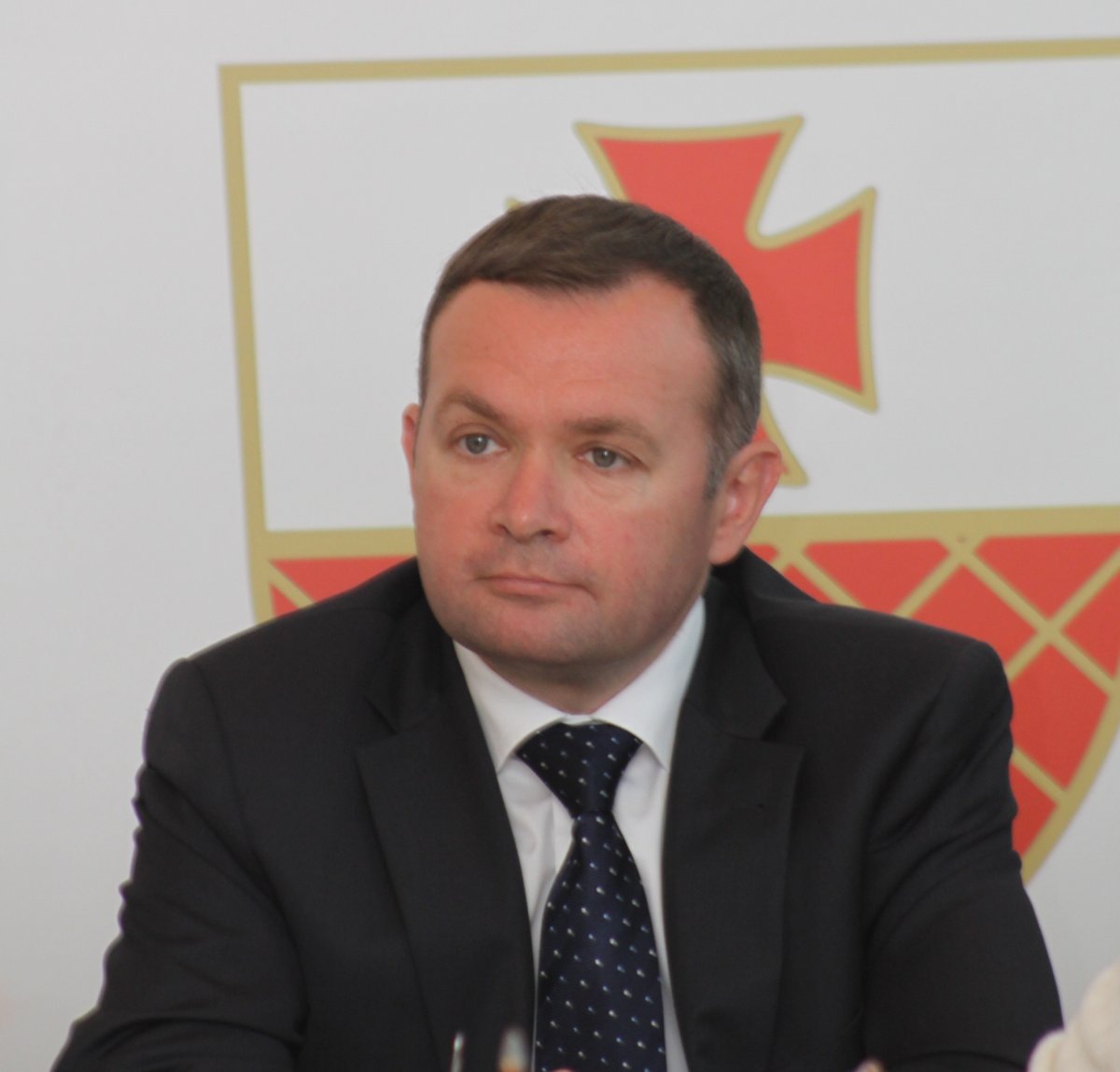 Szkolni reporterzy pytają prezydenta Nowaczyka o obchodzy rocznicy wprowadzenia stanu wojennego