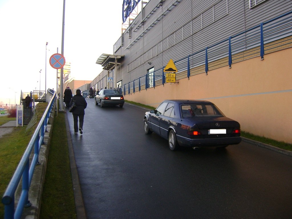 Droga nie dla pieszych, a oni i tak idą. 