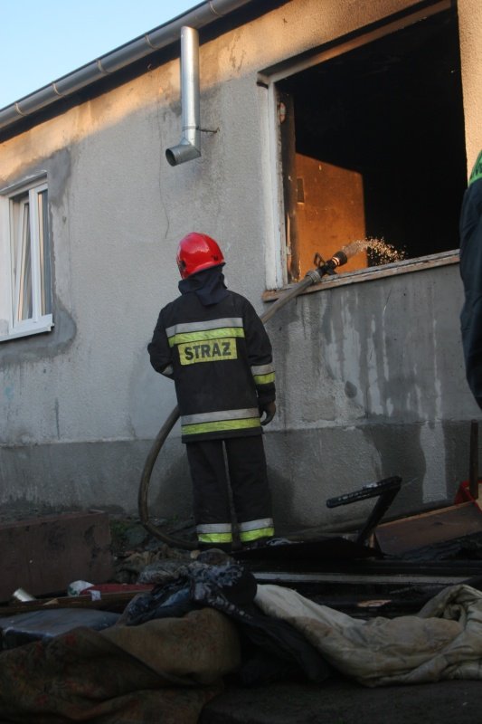 Pożar w barakach na Skrzydlatej w Elblągu. Jedna osoba nie żyje