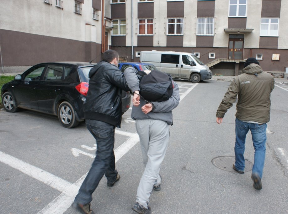 Rzucił petardą na meczu. Został nagrany, stanie przed sądem