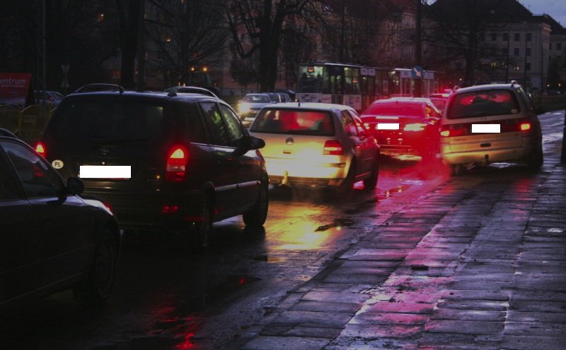 Można jechać nawet po chodniku. Korek na ulicy Pocztowej