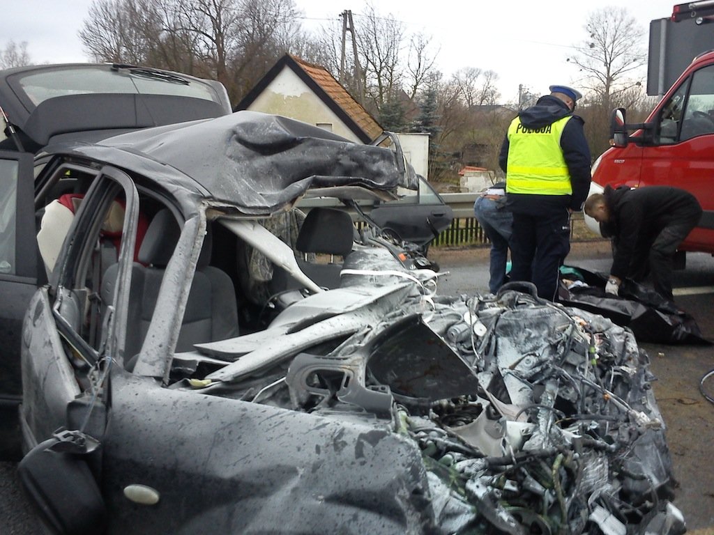 Kierowca mazdy zginął w czołowym zderzeniu z ciężarówką