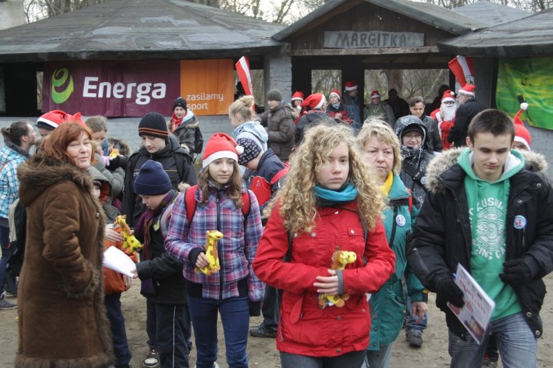 Złaz Mikołajkowy PTTK. Mikołaj rozdawał dzieciom prezenty