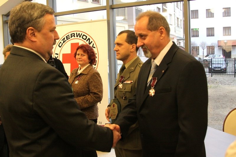 Ich krew uratowała setki istnień. Otrzymali Krzyże Zasługi