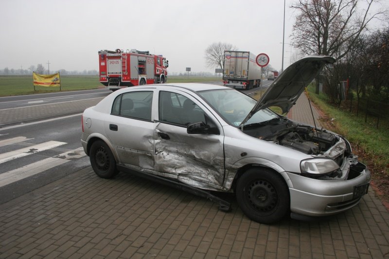 Wypadek dwóch aut w Adamowie. Pasażerka trafiła do szpitala