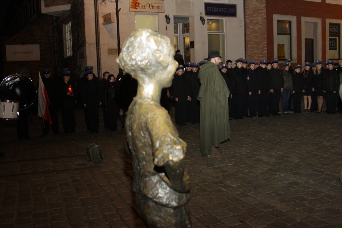Uczniowie klas mundurowych w Marszu Podchorążych
