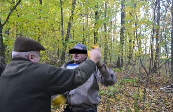  Nadchodzi zima, kradną drewno w lesie  