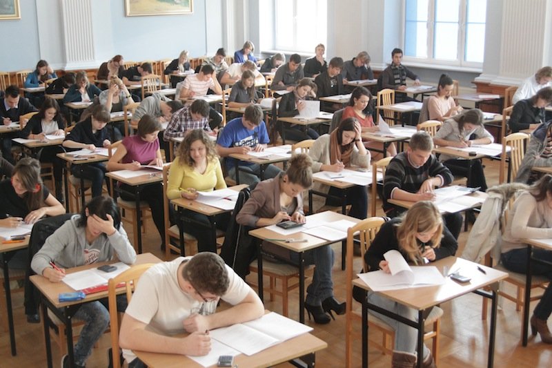 Uczniowie szkół średnich piszą próbną maturę