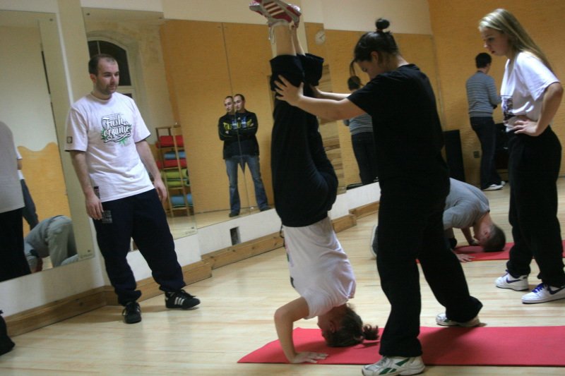 Informatyk po godzinach pracy uczy tańczyć breakdance
