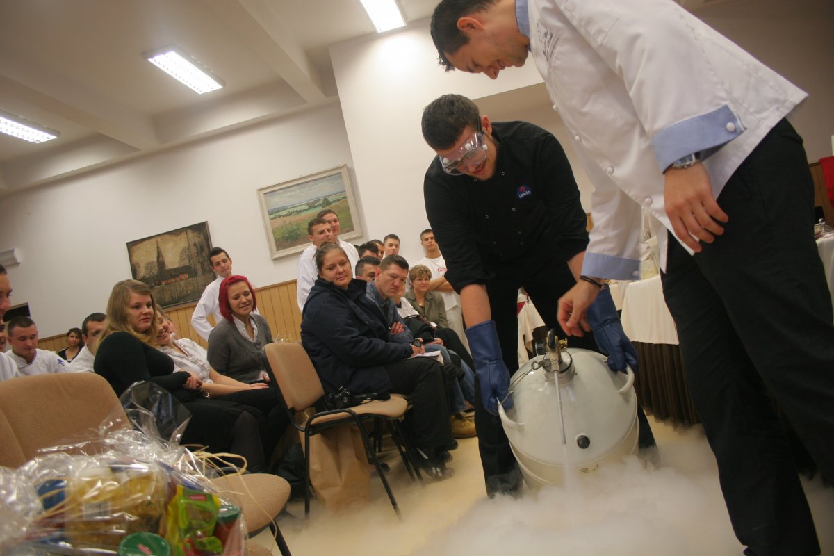 Bezalkoholowe drinki przy pomocy ciekłego azotu w Zespole Szkół Gospodarczych