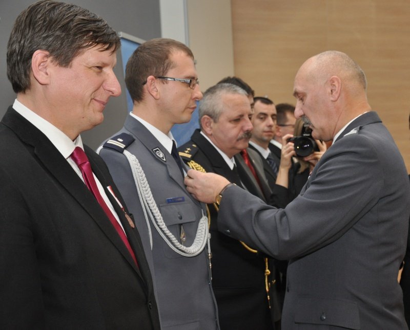 Zastępca komendanta elbląskiej policji odznaczony medalem