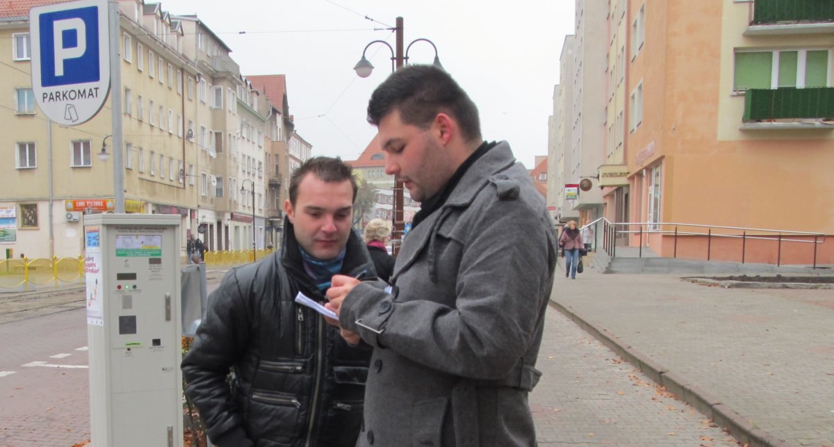 Marzną by zdobyć cenne informacje. 1600 ankiet w ciągu 10 dni