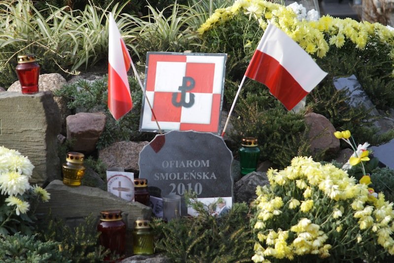 Nowe tablica upamiętniająca ofiary ze Smoleńska na elbląskim cmentarzu