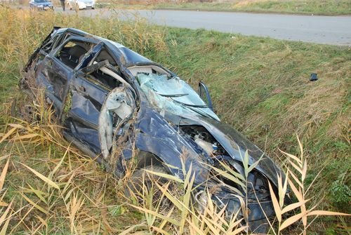 Wypadek w Nowym Dworze Gdańskim. Dachował fordem, dwie osoby ranne