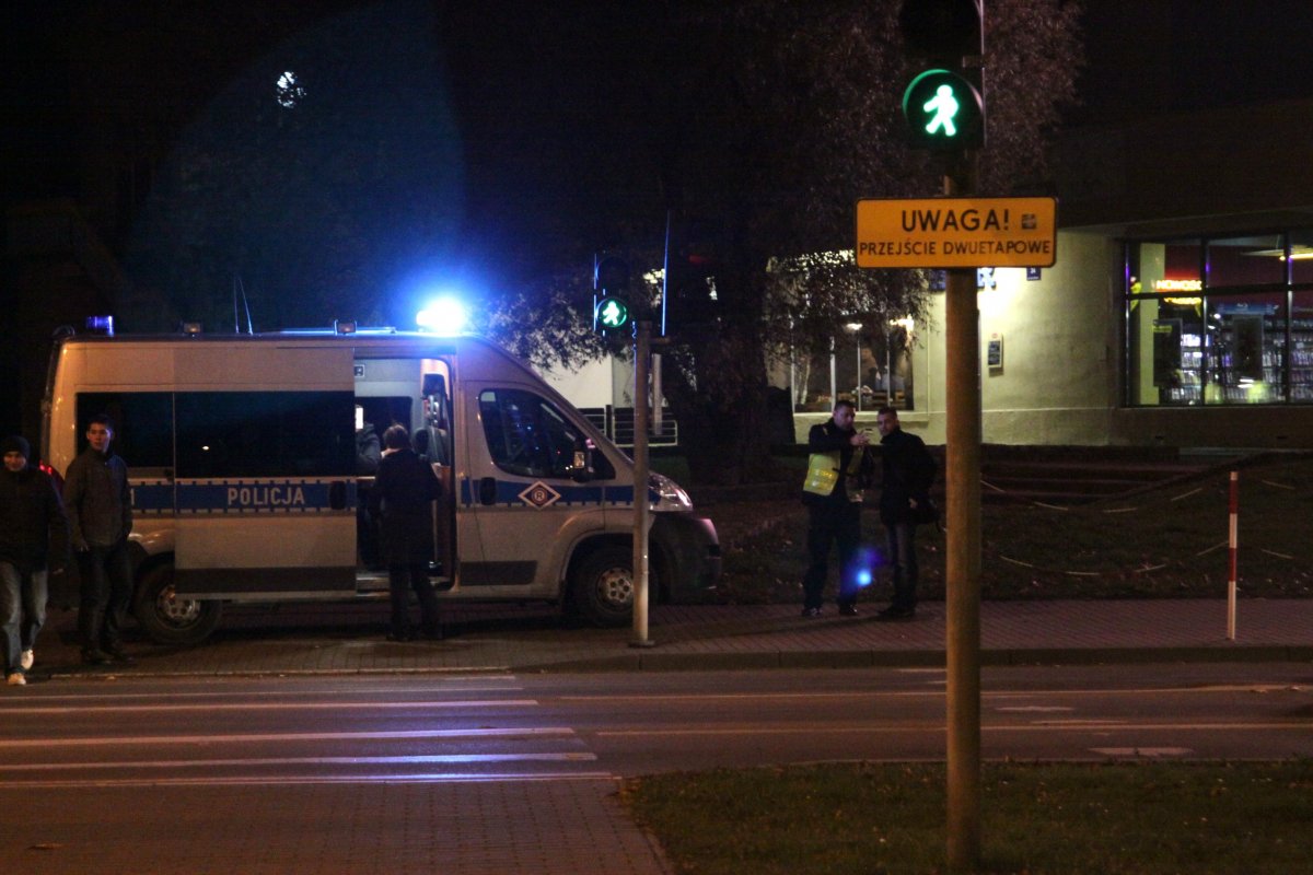 Elblag. Dziecko wbiegło pod koła forda na ulicy 12 Lutego
