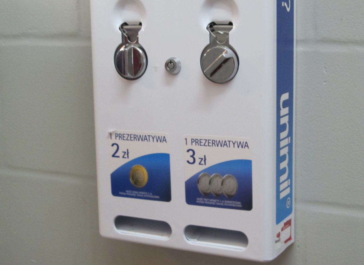 Automat z prezerwatywami w Kauflandzie. 