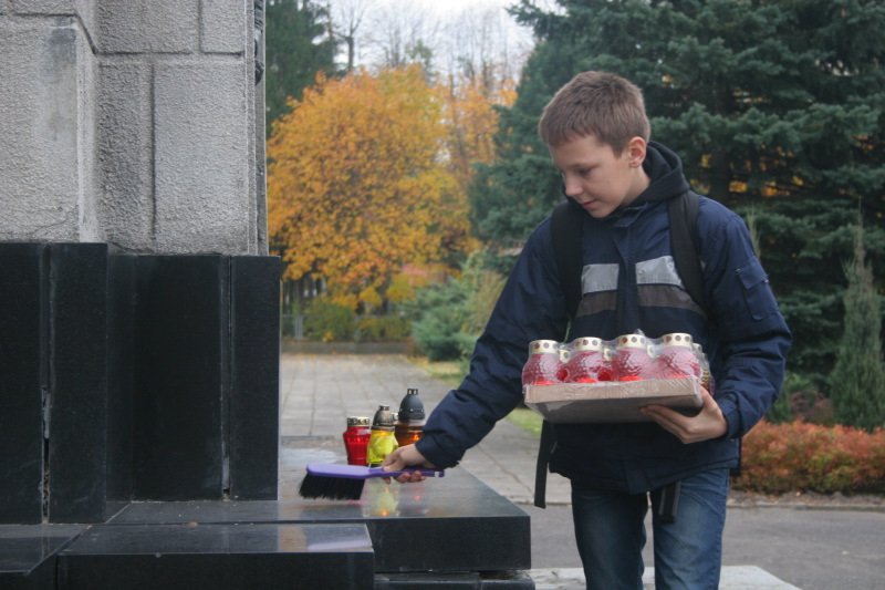 Gimnazjaliści zapalili znicze na opuszczonych grobach