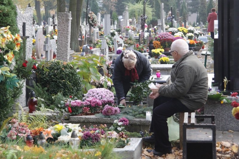 Wszystkich Świętych. Zanim wybierzesz się na cmentarze
