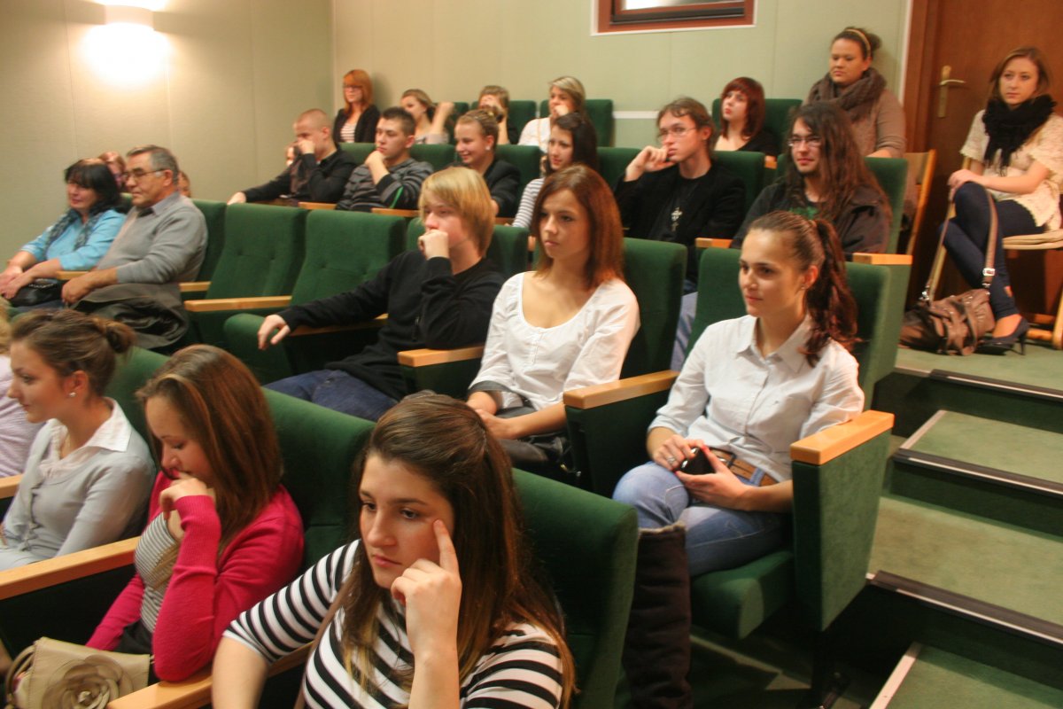 Młodzież odpytuje dziennikarzy. Konferencja V LO o elbląskich mediach