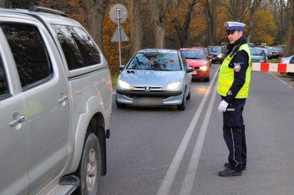 Dojedź bezpiecznie na cmentarz. Akcja znicz
