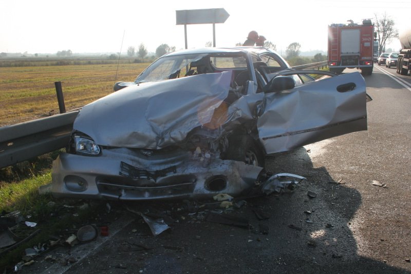Wypadek w Szopach. Kierowca uciekł do domu. Udawał, że śpi 