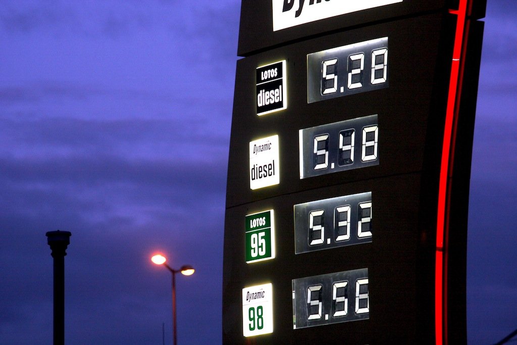 Litr paliwa za 6 zł? Cena ciągle rośnie. Jak z tym żyć? Raport