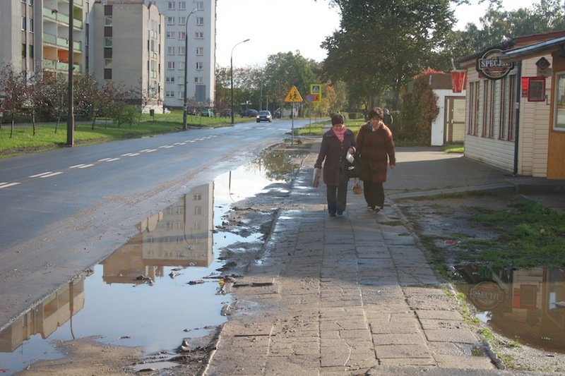 Gdy tylko trochę popada, robi się rzeka zamiast drogi 