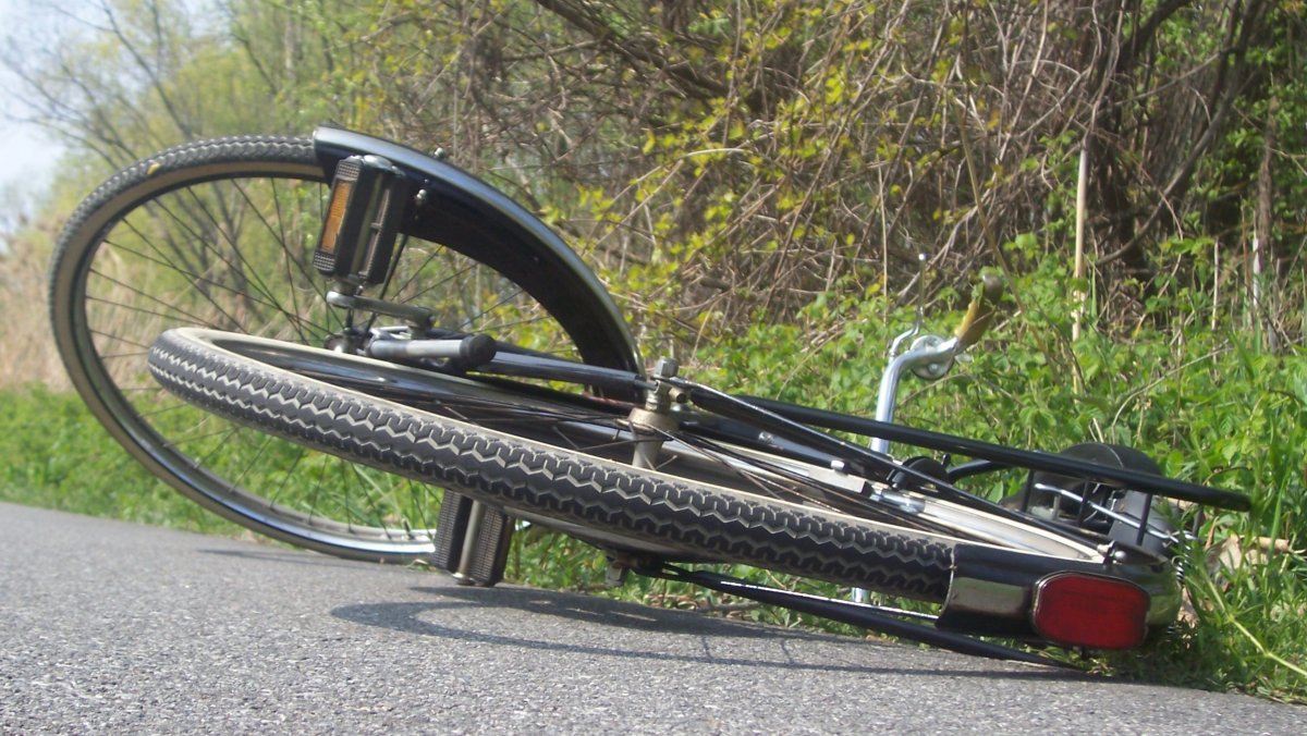 71-latek jechał na rowerze. Miał 3,18 promila. Uderzył w autobus