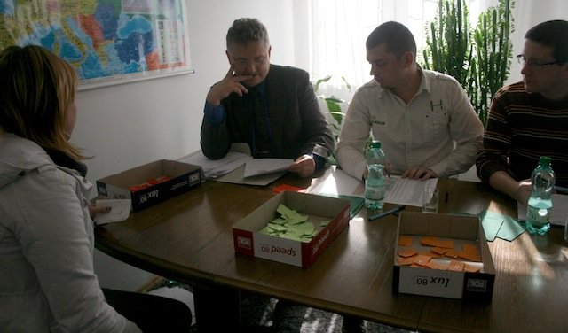 Od tego losowania zależy ile zarobią. Chętni w kolejce od rana