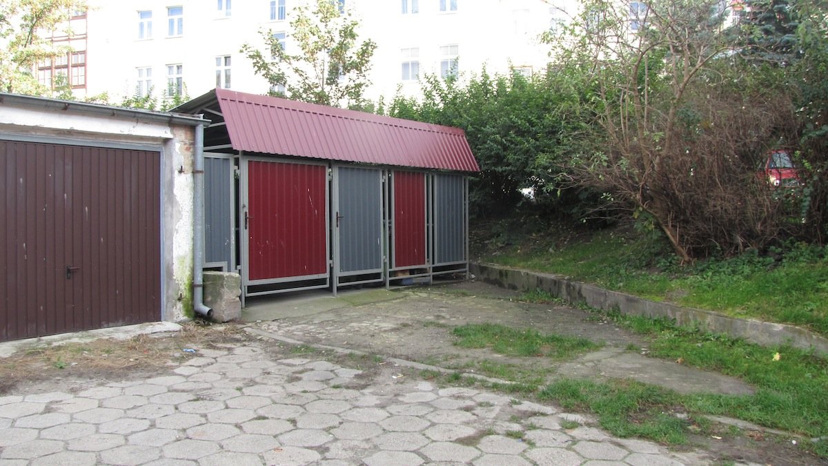 Śmierć w centrum miasta. Znaleźli zwłoki przy śmietniku