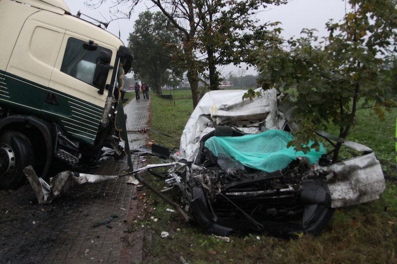Śmierć na siódemce. Czołowe zderzenie tira i citroena 