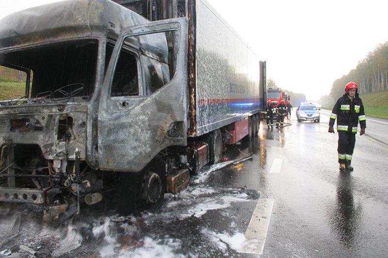 Pożar rosyjskiego tira na Berlince. Zobacz zdjęcia